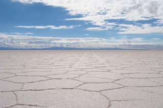 Traces voiture désert sel Salar Uyuni Bolivie