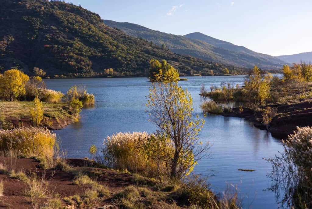 que faire dans l herault aller au lac du salagou