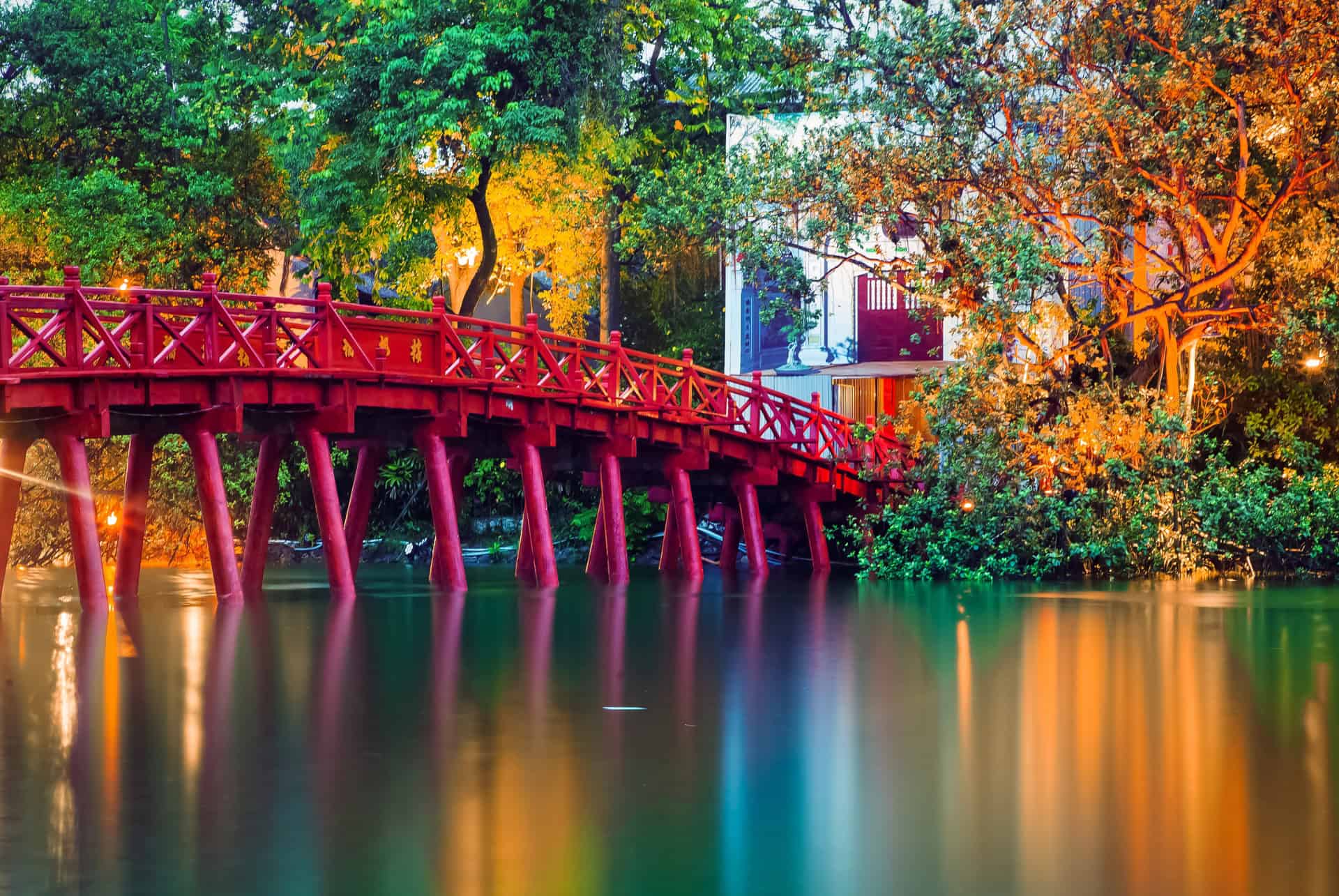 le pont huc menant au temple ngoc son