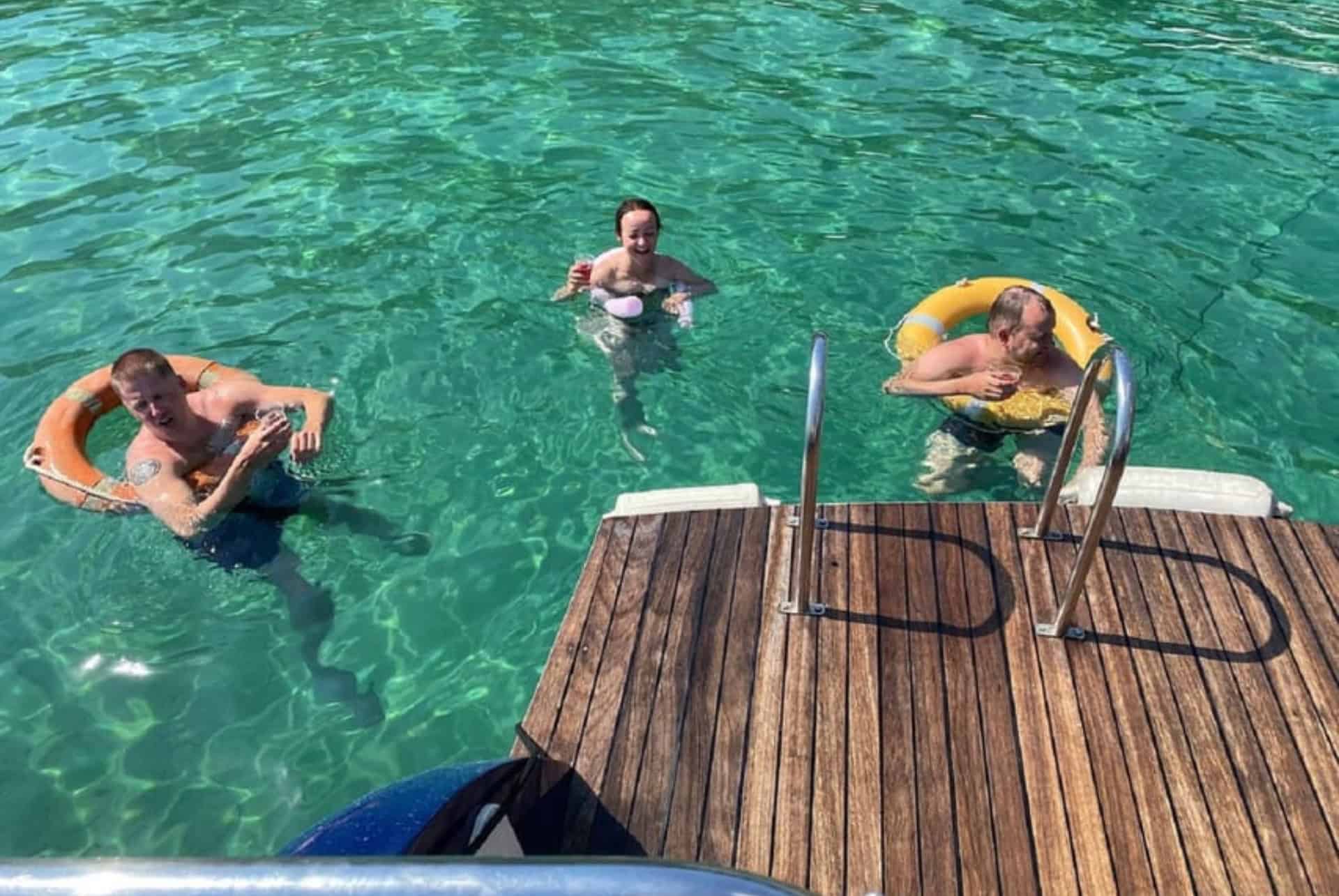 baignade dans la marina de agadir