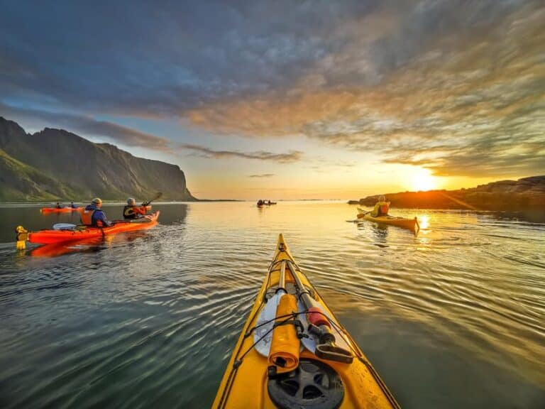 Excursion en kayak au soleil de minuit dans les îles Lofoten