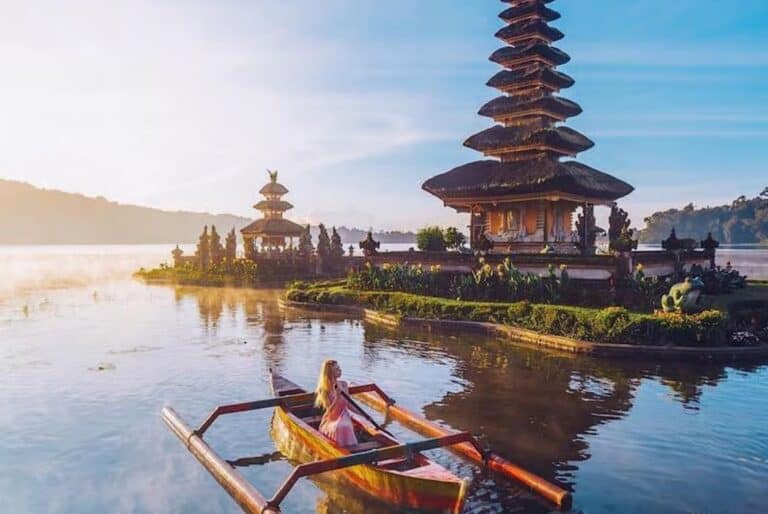 Dauphin, temple Ulun Danu et cascade de Banyumala