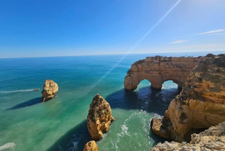 Excursion aux grottes et à la plage de Marinha depuis Faro
