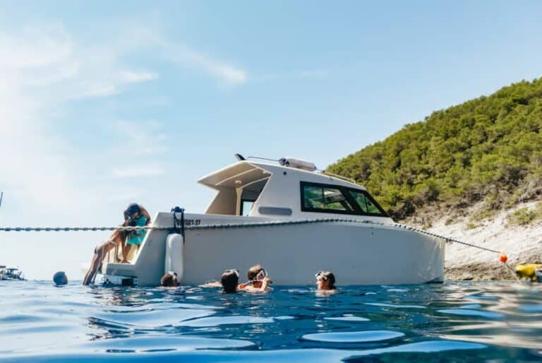 Excursion d'une journée à la grotte bleue, à Vis et à Hvar