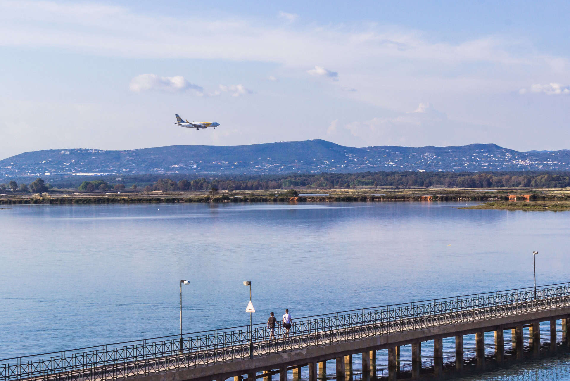 avion se posant a faro en algarve