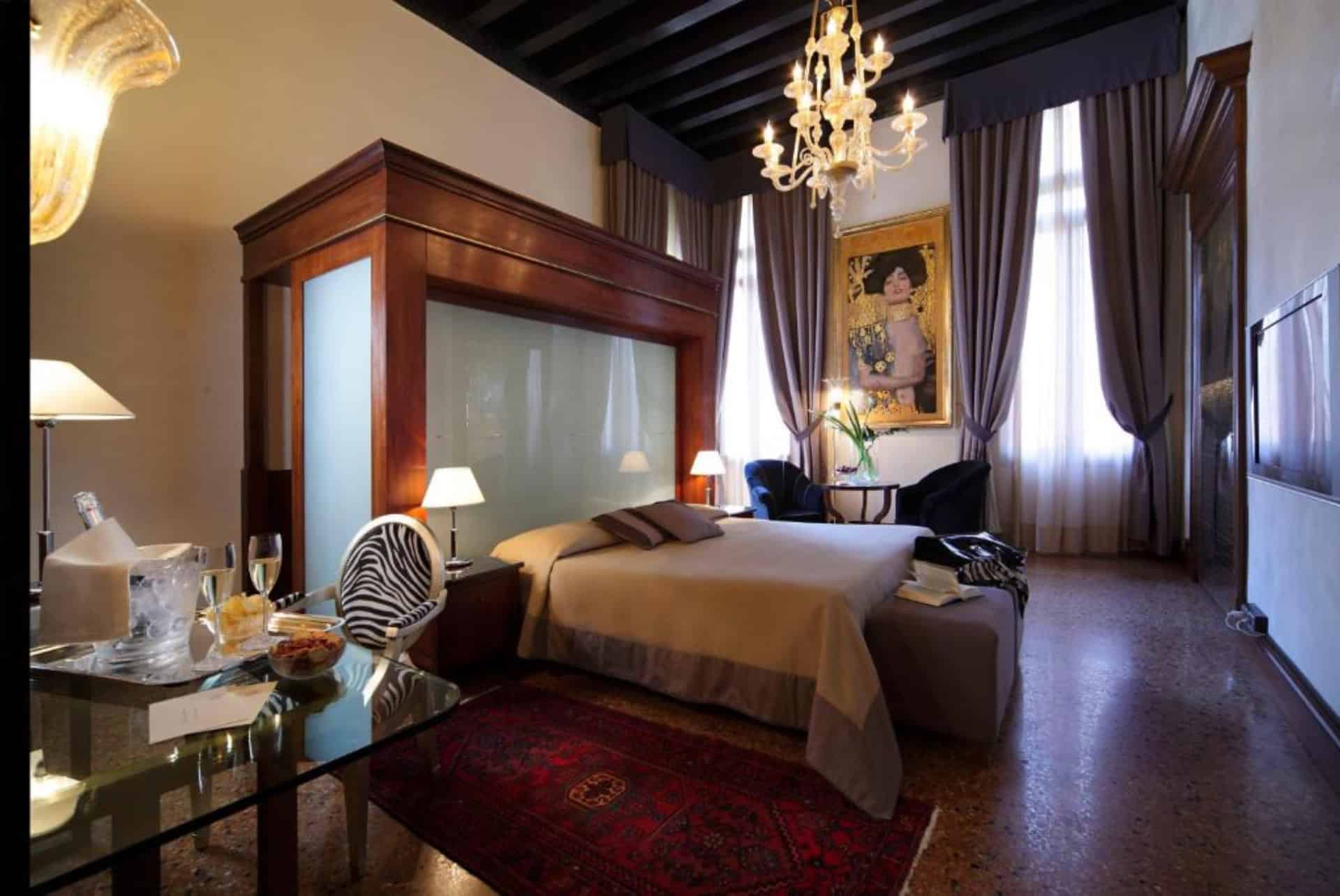 venise hotel liassidi